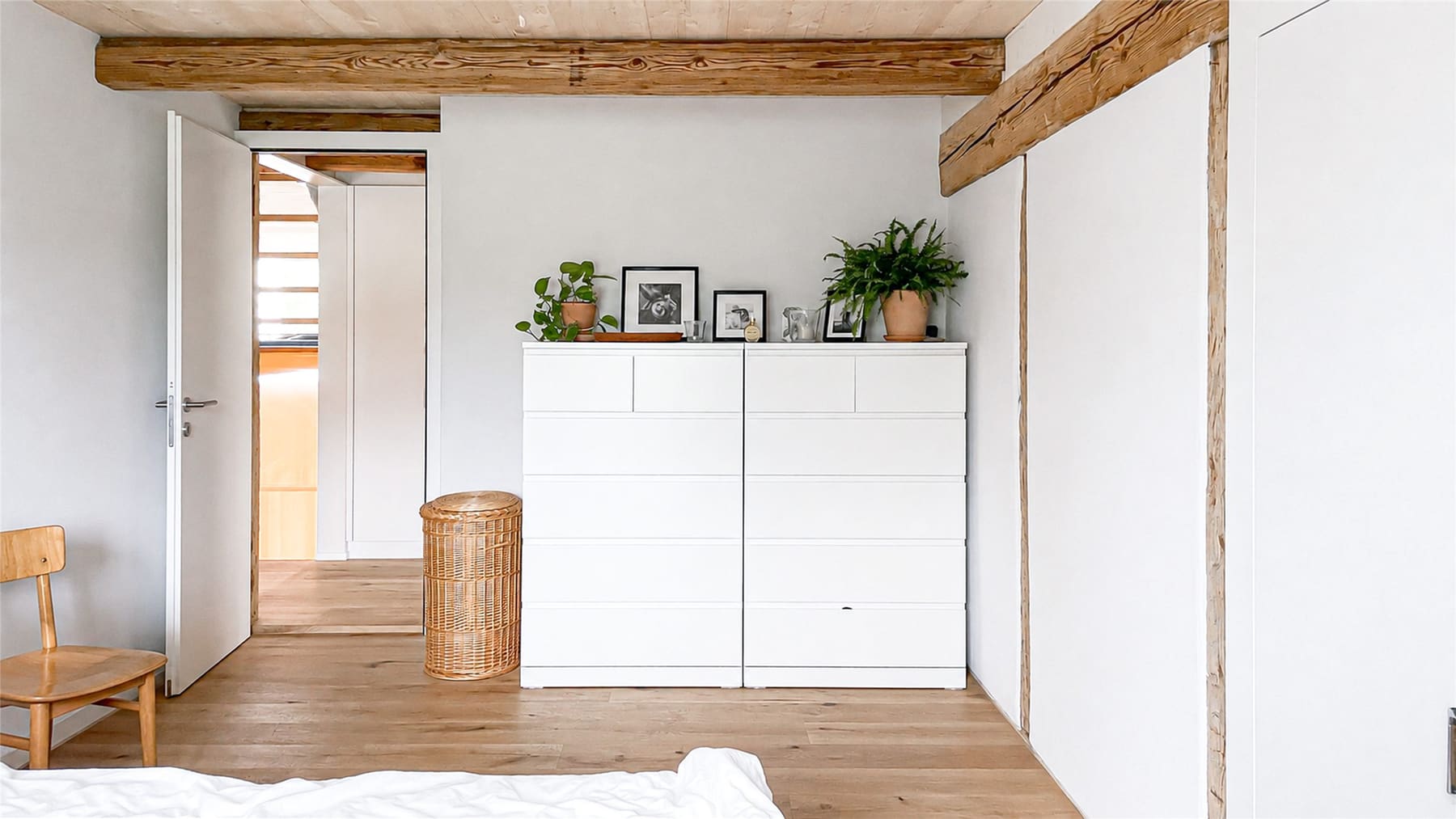 Täfer und Holzdecke: Holz an Wand und Decke, modern gedacht