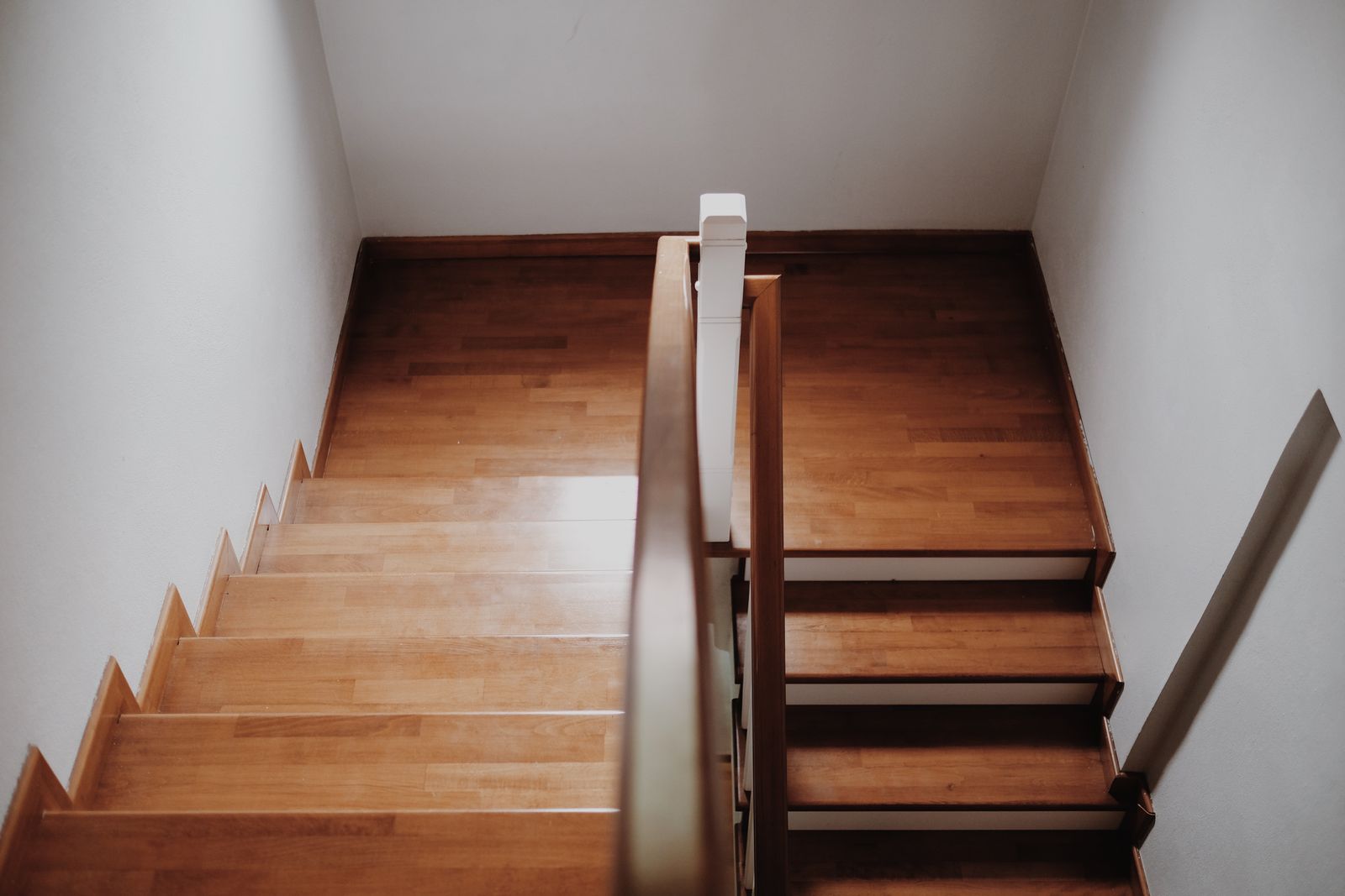 Holztreppe von oben in minimalistischem Interieur