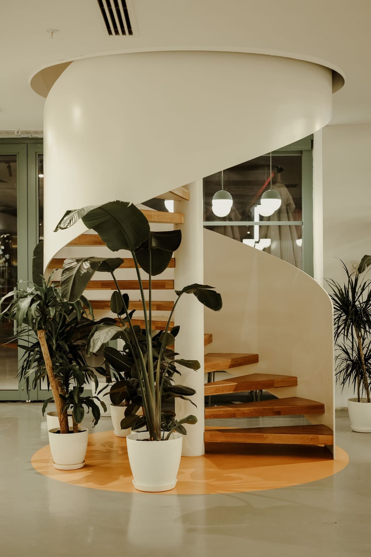 Wendeltreppe mit Pflanzen